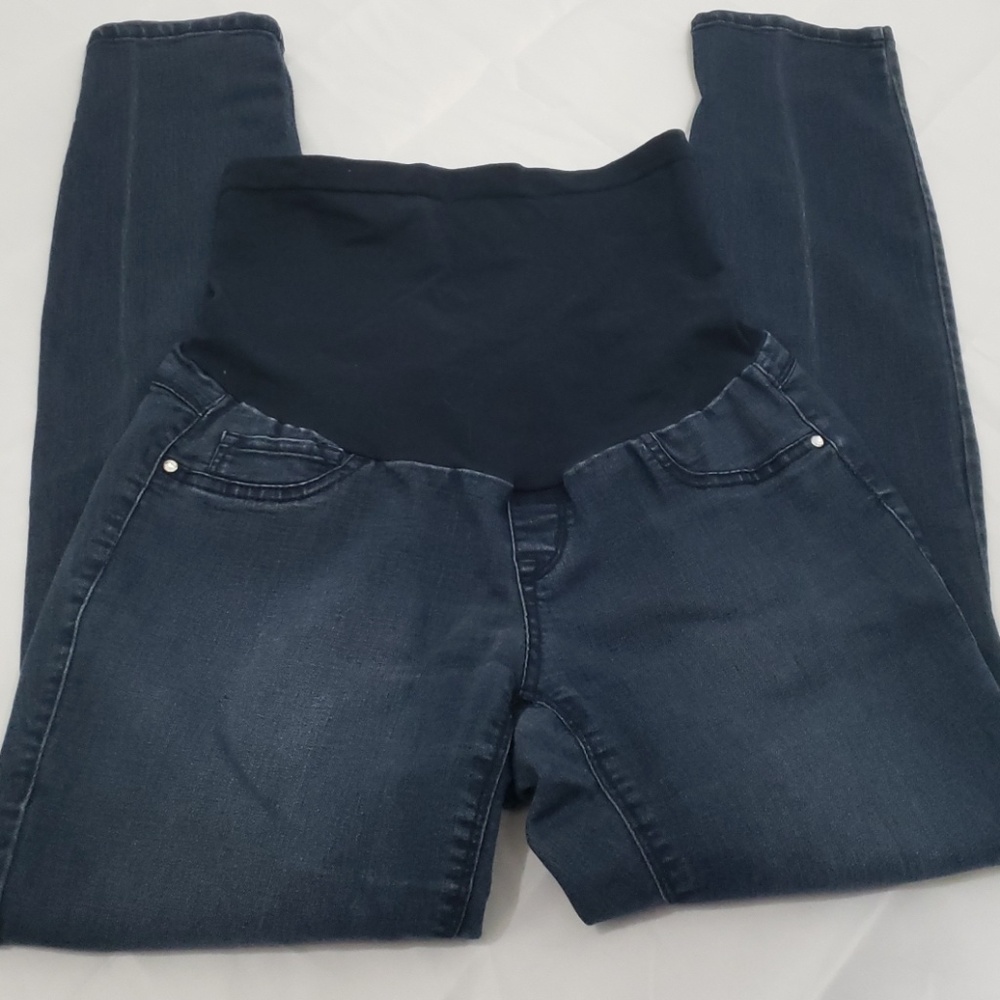 Denim skinny jeans maternity. Size is medium.